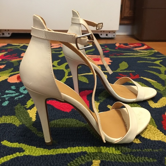 ❌SOLD❌ Simple White Heels - Picture 4 of 7